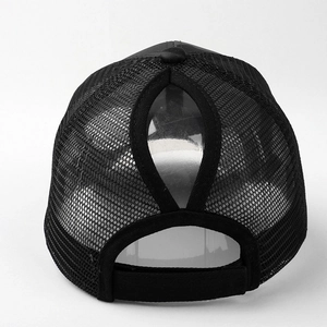 Dettaglio del cappello da baseball in mesh nero con foro per la coda di cavallo.