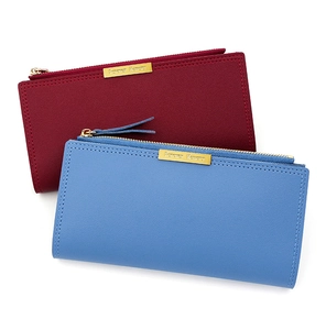 Détail de portefeuilles longs en similicuir rouge et bleu avec fermeture éclair dorée
