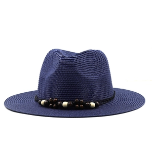 Détails de texture du chapeau de paille bleu marine avec perles en bois décoratives