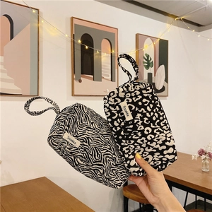 Trousses de maquillage en toile avec motifs zèbre et léopard, poignée et étiquette tissée