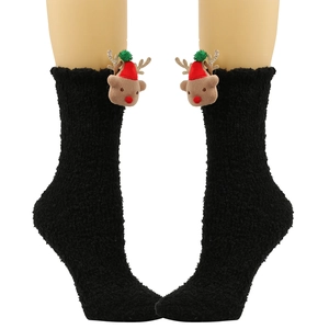 Detail von flauschigen schwarzen Korallenfleece-Socken mit niedlicher Rentier-Puppe