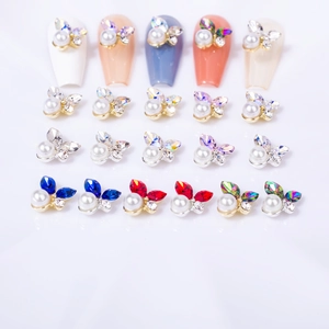 3D-Schmetterling-Nagelschmuck mit schillernden Strasssteinen und Perlen für Nail Art