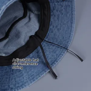 Détail du cordon de serrage interne du chapeau bob en denim délavé ajustable