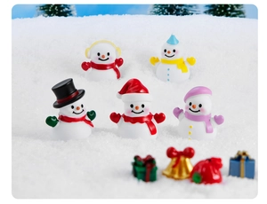 Dettaglio di 5 pupazzi di neve in resina con cappelli e 4 accessori regalo sulla neve