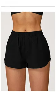 Détail du short de sport noir à taille haute avec ceinture élastique et fente latérale