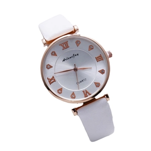 Montre à quartz pour femme avec boîtier or rose, chiffres romains et cuir blanc