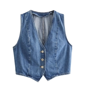 Dettaglio del gilet in denim blu vintage con scollo a V e bottoni metallici su fondo bianco
