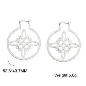 Titanium stalen ronde oorringen met opengewerkt heksenknoopmotief en geometrisch patroon