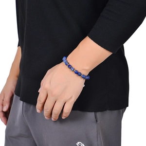 Dettaglio del bracciale maschile con perle di lapislazzuli da 8mm e distanziatori