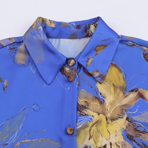 Camicia in raso blu reale con stampa floreale, colletto a punta e bottoni marroni