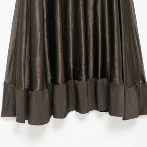 Jupe longue élégante en satin marron foncé avec finition brillante et taille haute