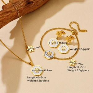 Parure de bijoux en acier doré avec pendentifs fleurs en nacre et boucles d'oreilles