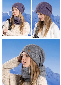 Détail de l'ensemble bonnet tricoté violet et tour de cou avec maille alvéolée