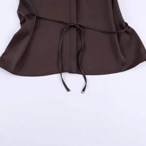 Chemise en satin marron foncé avec texture soyeuse et ceinture à cordon ajustable