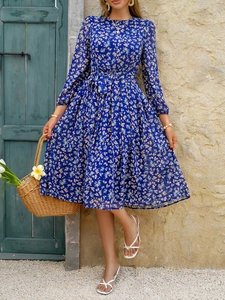 Robe trapèze bleue à fleurs avec ceinture et manches longues pour vacances à la plage