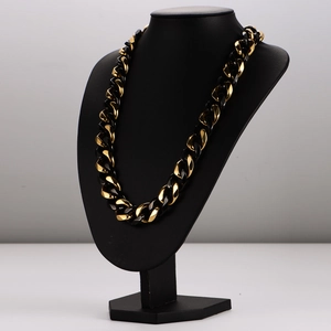 Massive gold-schwarze Gliederkette im Hip-Hop-Stil auf einem schwarzen Halsmodell