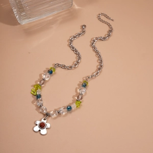 Détail du collier à pendentif fleur en perles de verre irrégulières avec des perles colorées
