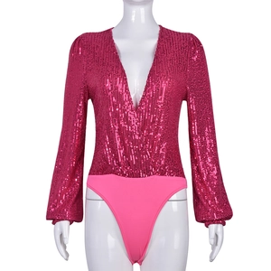 Détail du body à manches longues col en V avec paillettes fuchsia et tissu rose