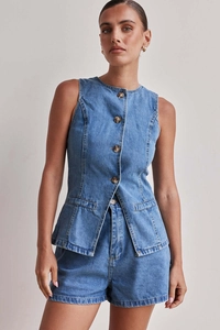 Dettaglio del top in denim senza maniche con bottoni e degli shorts in jeans coordinati