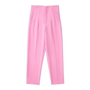 Dettaglio dei pantaloni rosa a vita alta con cuciture verticali e tasche laterali