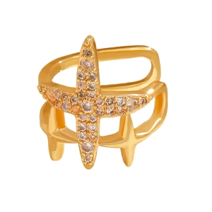 Detail einer goldenen Ohrmanschette mit funkelndem Zirkonstern und Doppelband
