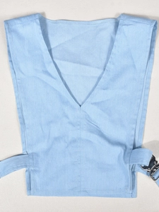 Détail du gilet bleu clair à col en V avec boucles métalliques réglables sur le côté