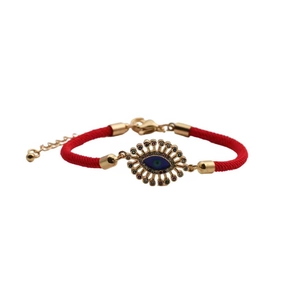 Dettaglio del bracciale rosso Evil Eye con chiusura dorata e zirconi cubici colorati