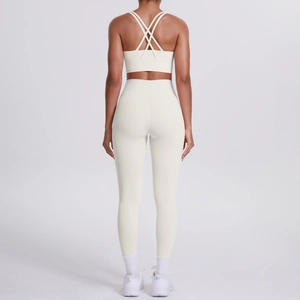 Détail du soutien-gorge de sport dos croisé et legging taille haute ensemble de yoga