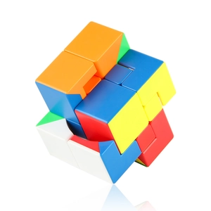 Cubo mágico Puppet con estructura geométrica entrelazada y piezas de puzzle de colores