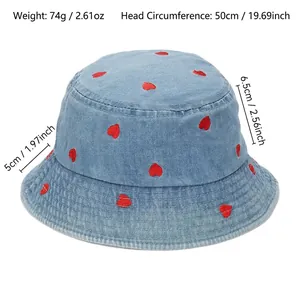 Chapeau bob enfant en denim bleu clair avec broderie de coeurs rouges sur fond blanc