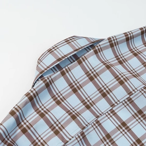 Détail du col de chemise en popeline à carreaux bleu et marron et coutures d'épaule