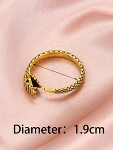 Nahaufnahme des goldenen Schlangenrings mit Schuppentextur und 1,9 cm Durchmesser Maß