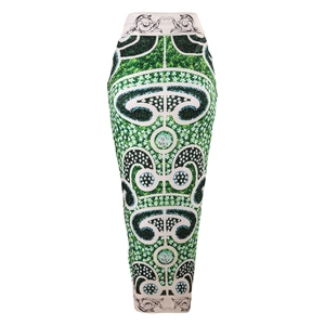 Détail d'imprimé ethnique vert avec volutes vintage sur tissu extensible de qualité
