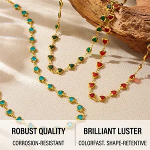 Détail de pendentifs en cristal colorés en forme de cœur sur de fines chaînes dorées