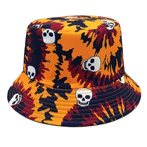 Détail du bob tie-dye coloré avec imprimés de crânes blancs sur tissu en sergé