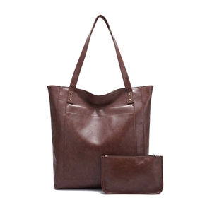 Vue détaillée du sac cabas en cuir ciré marron foncé avec sa pochette zippée assortie