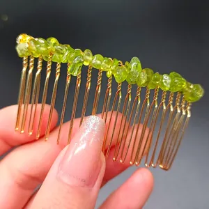 Handgemaakte gouden haarkam met natuurlijke groene stenen voor feestelijke dagen