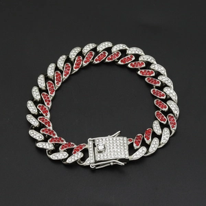 Gros plan détaillé d'un bracelet cubain de 12 mm orné de cristaux rouges et blancs brillants