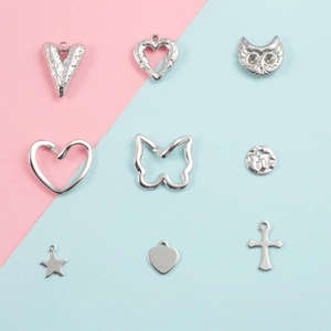 Lot de pendentifs en acier inoxydable poli avec formes de coeur, papillon et étoile