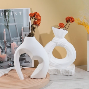 Jarrones modernos de cerámica blanca con formas abstractas de corazón y nudo decorativos