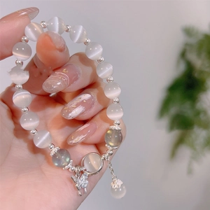 Détail du bracelet en perles avec opale, labradorite et breloque papillon argentée