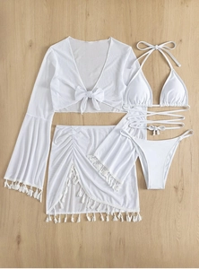 Flachbild eines weißen vierteiligen Bikini-Sets mit Netz-Cover-up und Quasten-Minirock
