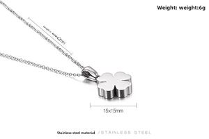 Dettagli della collana quadrifoglio in acciaio inox con pendente 15x15mm e catena 400mm
