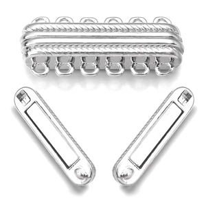 Detail eines 6-reihigen silbernen Magnet-Schiebeverschlusses für Mehrfachketten