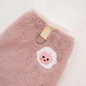 Détail du gilet rose en fausse fourrure pour chien avec broderie mouton et anneau en D