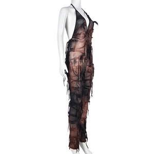 Detailansicht des braun-schwarzen Netz-Jumpsuits mit Neckholder und Distressed-Effekten