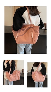 Dettaglio della borsa tote in velluto a coste rosa con texture morbida e zip a corda