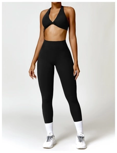 Détail du legging de yoga taille haute et du soutien-gorge de sport en tissu noir mat