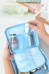Détail de la trousse de maquillage bleue avec poches filet et séparateurs réglables