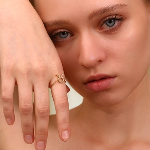 Gros plan d'une bague chaîne dorée avec le signe du Taureau et oxydes de zirconium